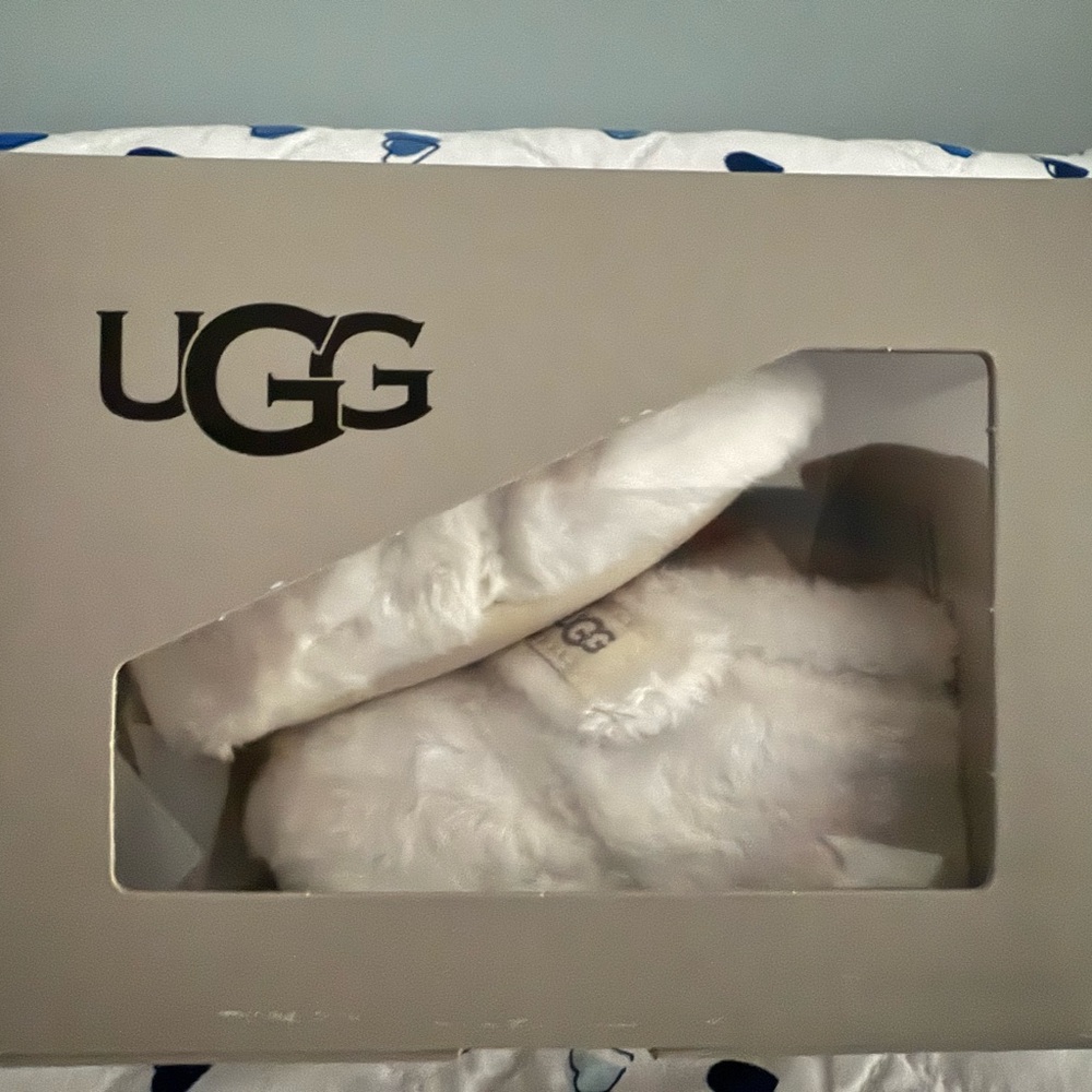 NEW UGG White Fluffy Slippers SIZE 1